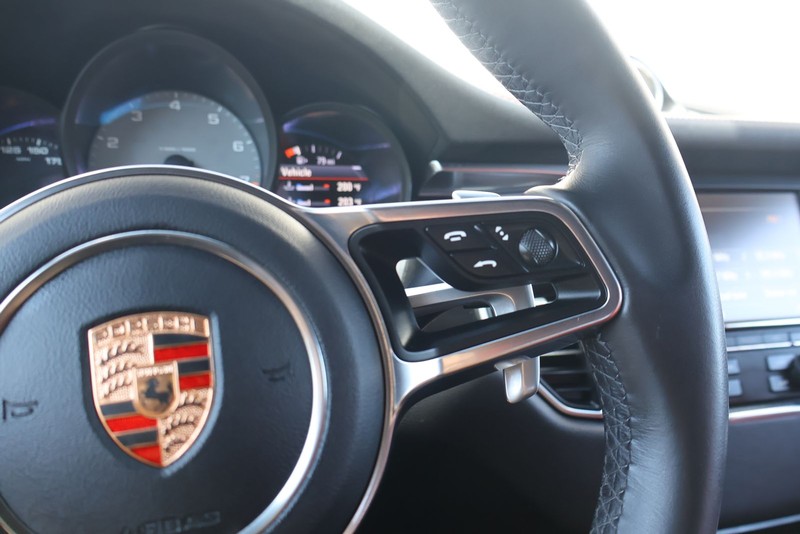Porsche Macan Vehicle Full-screen Gallery Image 26