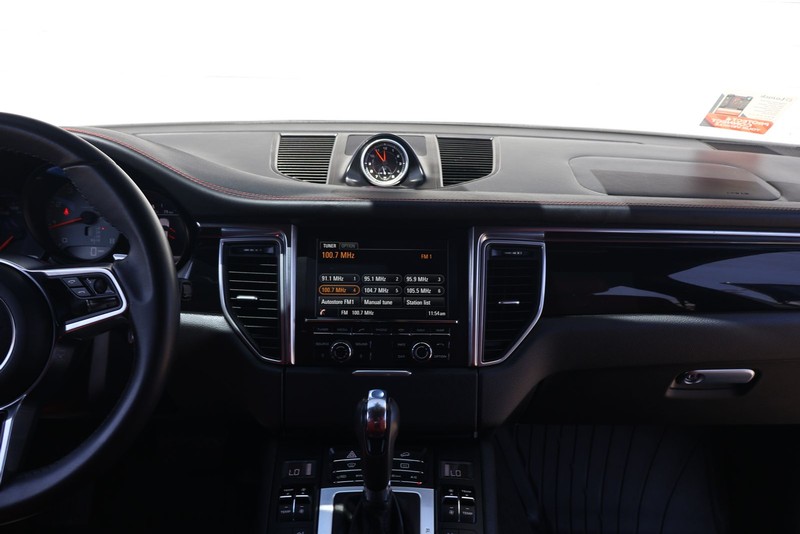 Porsche Macan Vehicle Full-screen Gallery Image 27