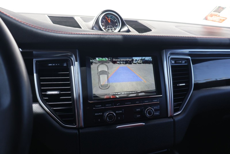 Porsche Macan Vehicle Full-screen Gallery Image 29