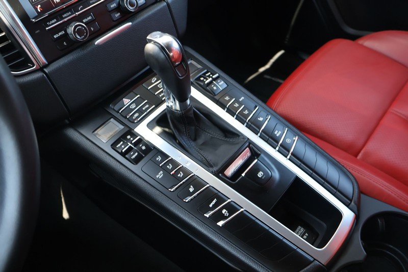 Porsche Macan Vehicle Full-screen Gallery Image 30