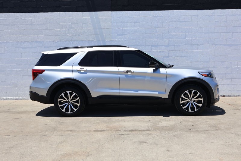 Ford Explorer Vehicle Full-screen Gallery Image 04