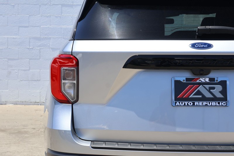 Ford Explorer Vehicle Full-screen Gallery Image 07