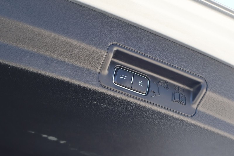 Ford Explorer Vehicle Full-screen Gallery Image 09