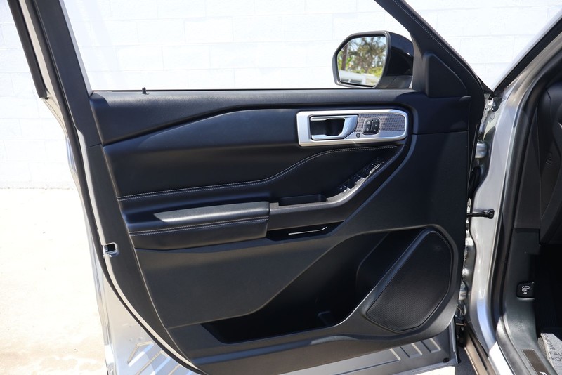 Ford Explorer Vehicle Full-screen Gallery Image 15