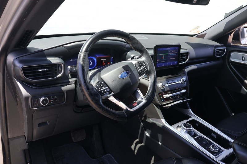 Ford Explorer Vehicle Full-screen Gallery Image 16