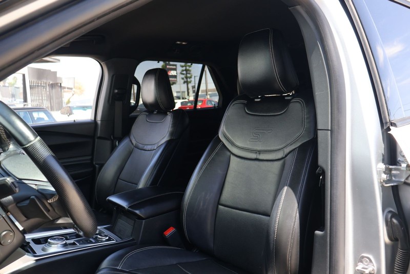 Ford Explorer Vehicle Full-screen Gallery Image 17