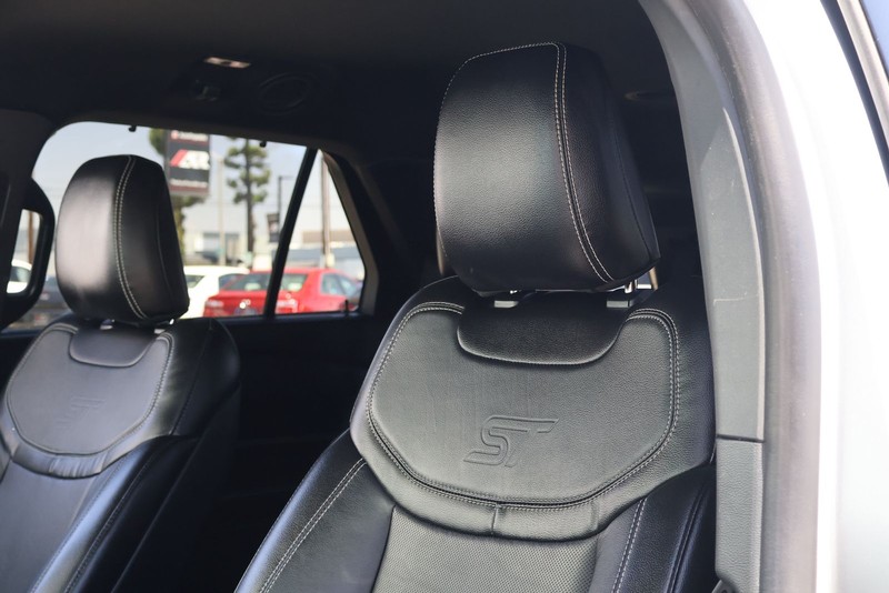 Ford Explorer Vehicle Full-screen Gallery Image 18