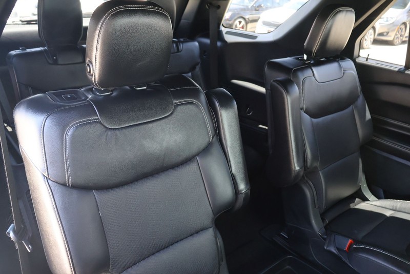Ford Explorer Vehicle Full-screen Gallery Image 21