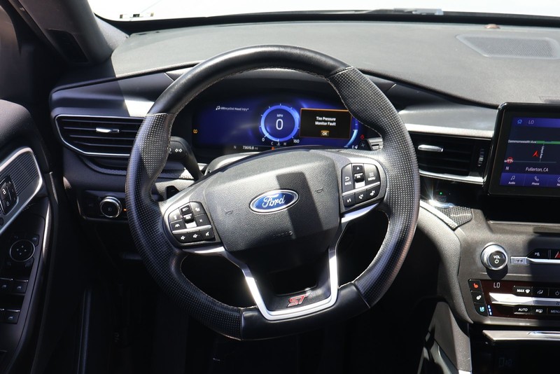 Ford Explorer Vehicle Full-screen Gallery Image 25