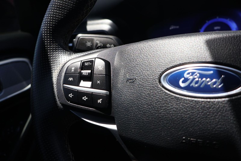 Ford Explorer Vehicle Full-screen Gallery Image 26