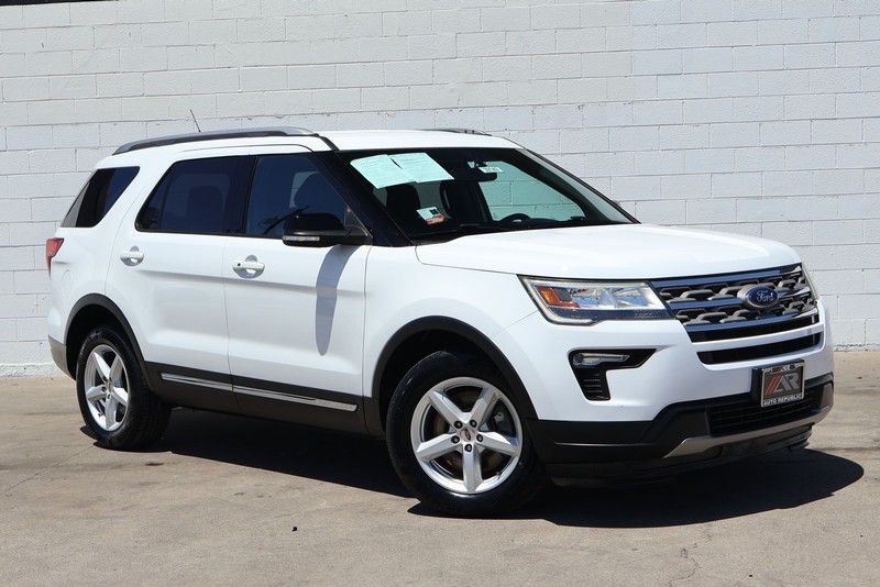 Ford Explorer Vehicle Full-screen Gallery Image 01
