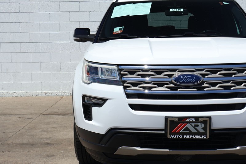 Ford Explorer Vehicle Full-screen Gallery Image 03