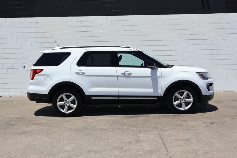 Ford Explorer Vehicle Full-screen Gallery Image 04