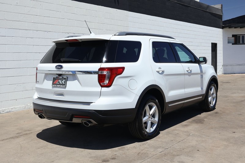 Ford Explorer Vehicle Full-screen Gallery Image 05