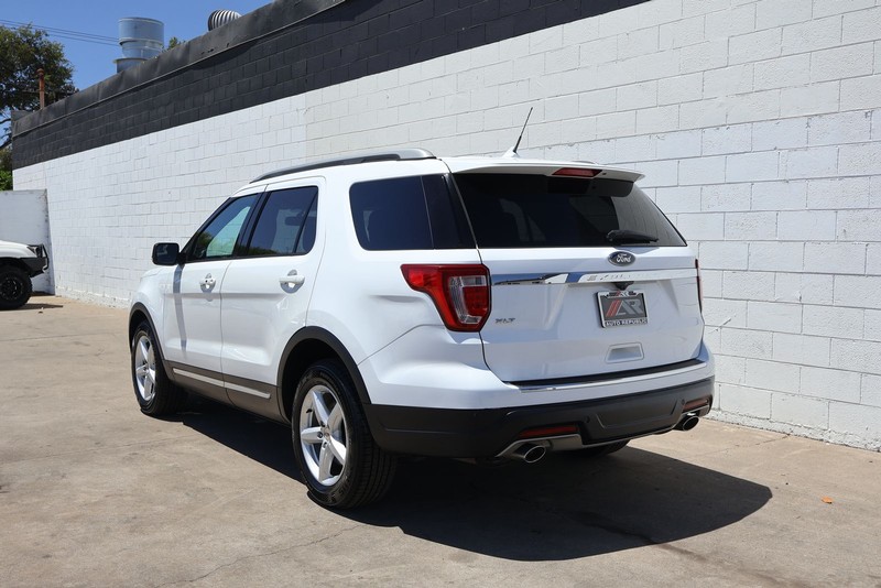 Ford Explorer Vehicle Full-screen Gallery Image 09