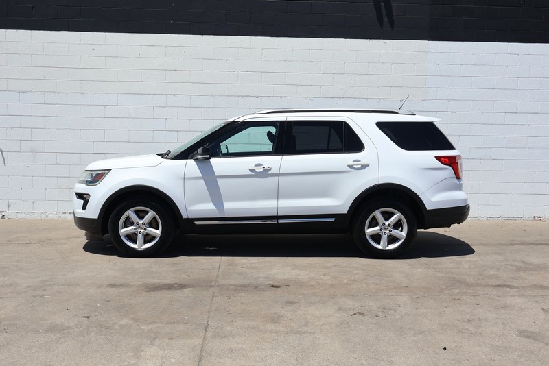 Ford Explorer Vehicle Full-screen Gallery Image 10