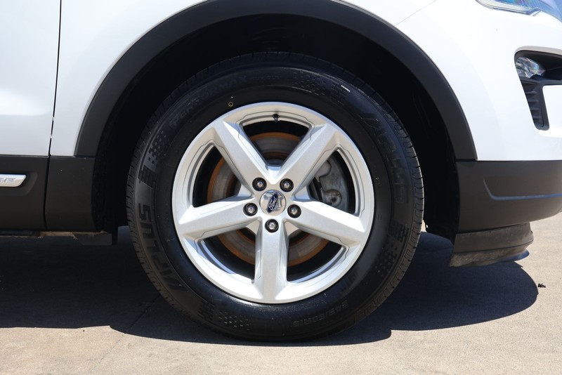 Ford Explorer Vehicle Full-screen Gallery Image 13