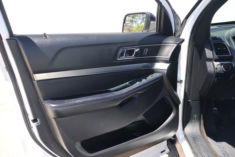 Ford Explorer Vehicle Full-screen Gallery Image 14