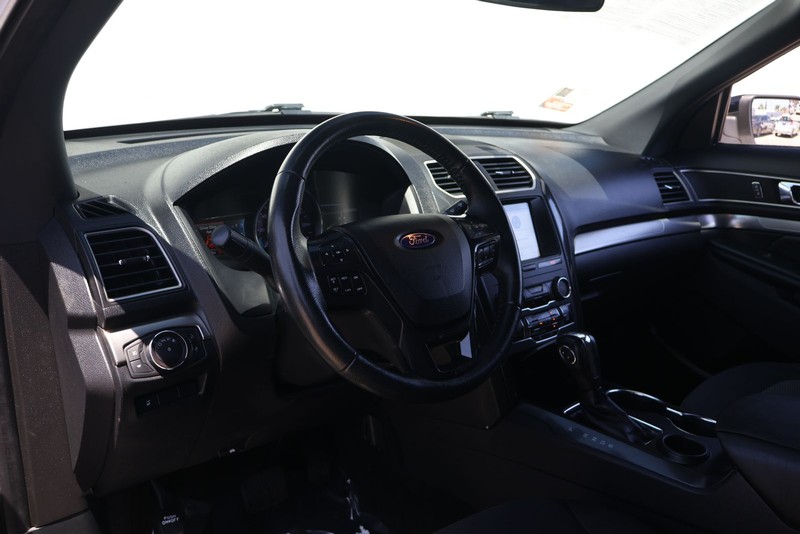 Ford Explorer Vehicle Full-screen Gallery Image 15