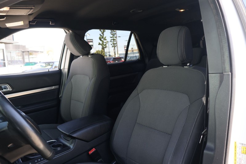 Ford Explorer Vehicle Full-screen Gallery Image 16
