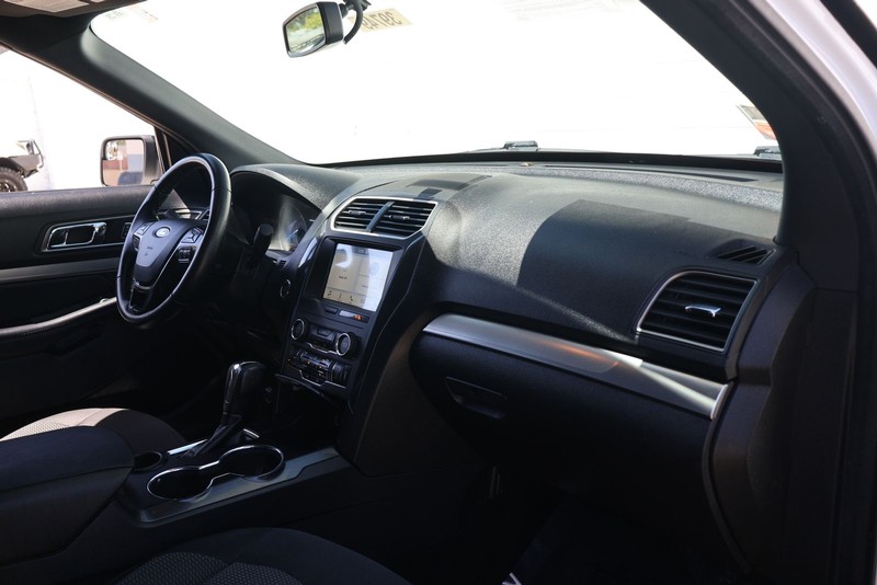 Ford Explorer Vehicle Full-screen Gallery Image 18