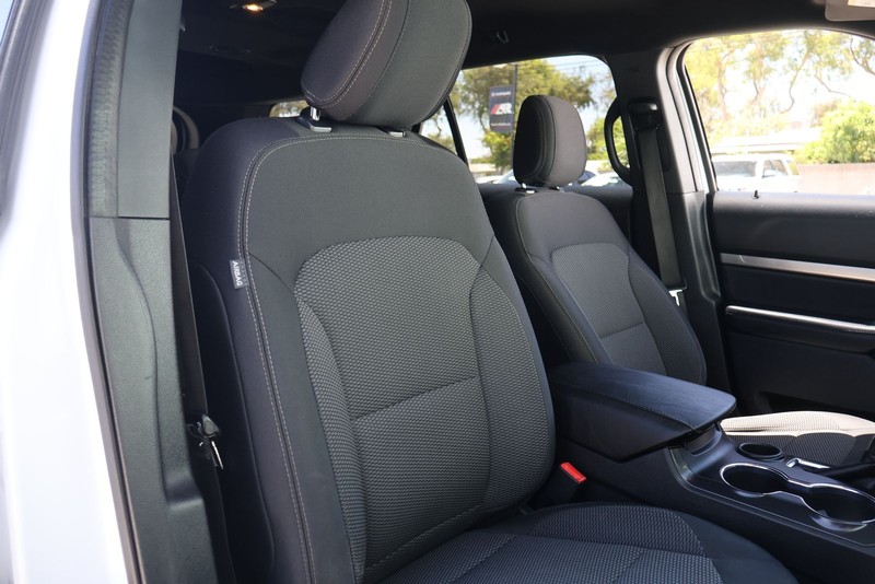 Ford Explorer Vehicle Full-screen Gallery Image 19