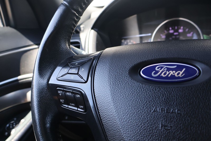 Ford Explorer Vehicle Full-screen Gallery Image 25