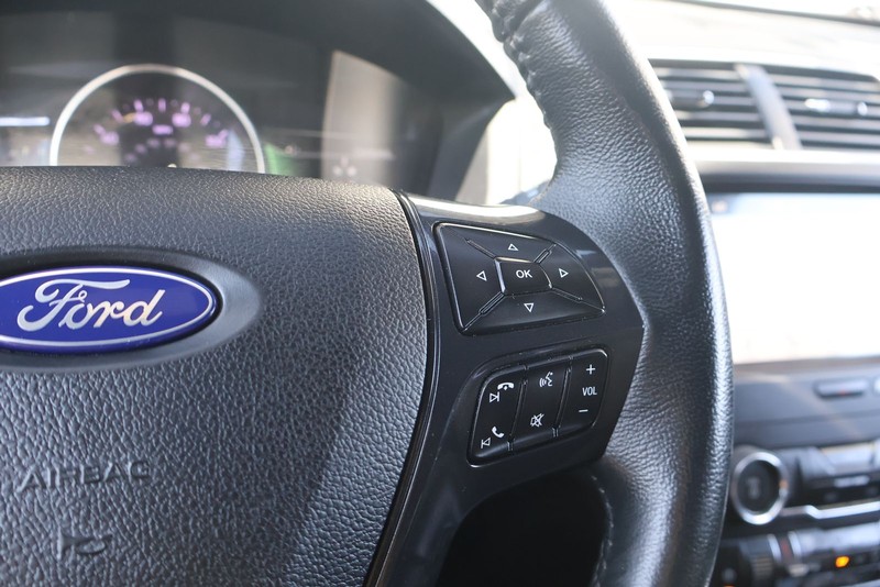 Ford Explorer Vehicle Full-screen Gallery Image 26