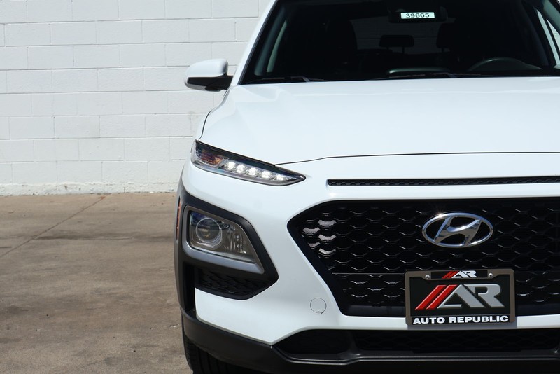 Hyundai Kona Vehicle Full-screen Gallery Image 03