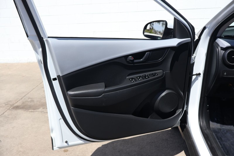 Hyundai Kona Vehicle Full-screen Gallery Image 13
