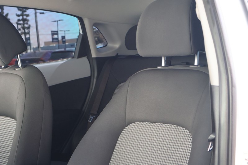 Hyundai Kona Vehicle Full-screen Gallery Image 16