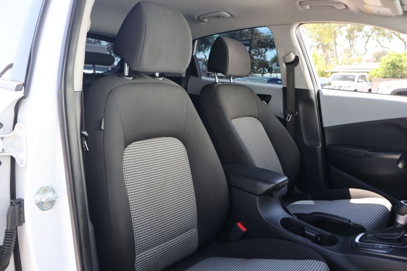 Hyundai Kona Vehicle Full-screen Gallery Image 18
