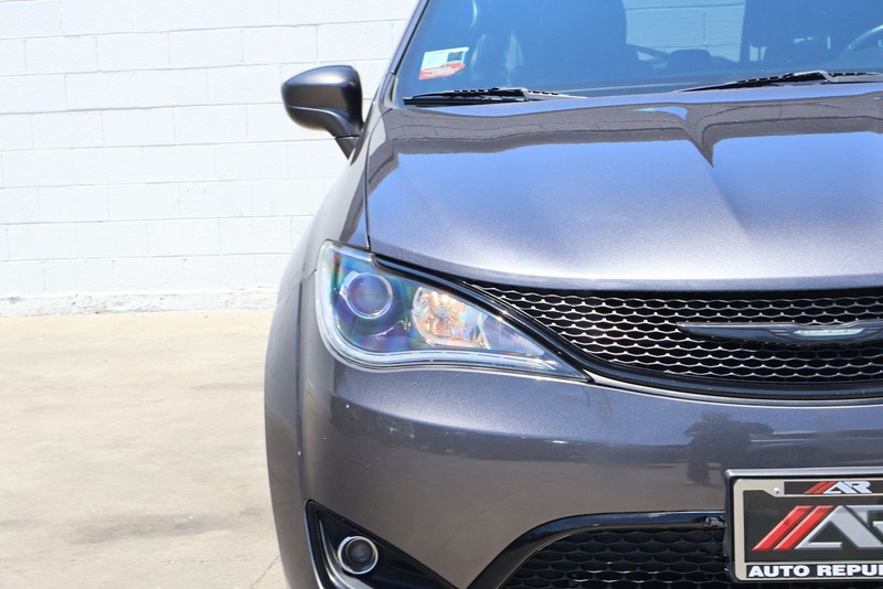 Chrysler Pacifica Vehicle Full-screen Gallery Image 03