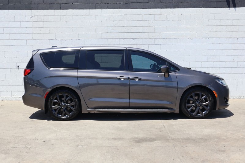 Chrysler Pacifica Vehicle Full-screen Gallery Image 04