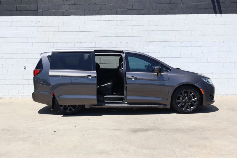 Chrysler Pacifica Vehicle Full-screen Gallery Image 05