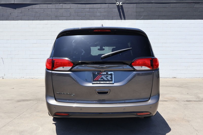 Chrysler Pacifica Vehicle Full-screen Gallery Image 07