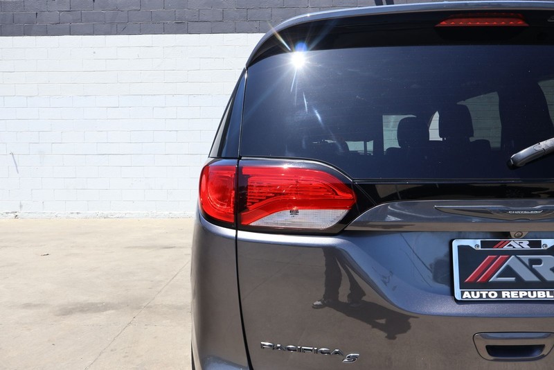 Chrysler Pacifica Vehicle Full-screen Gallery Image 08