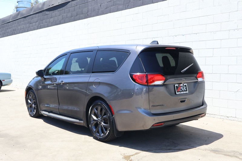 Chrysler Pacifica Vehicle Full-screen Gallery Image 11