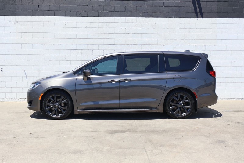 Chrysler Pacifica Vehicle Full-screen Gallery Image 12