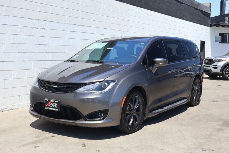 Chrysler Pacifica Vehicle Full-screen Gallery Image 13