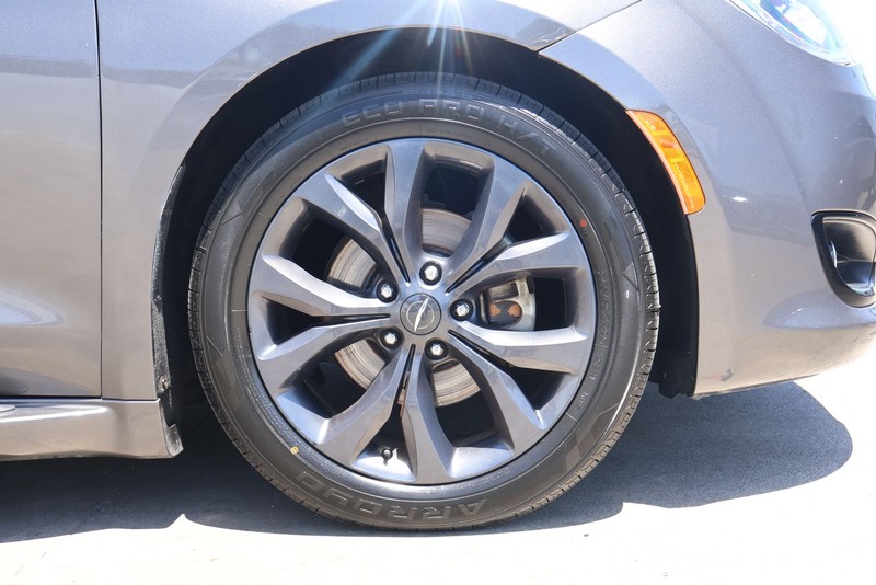 Chrysler Pacifica Vehicle Full-screen Gallery Image 15
