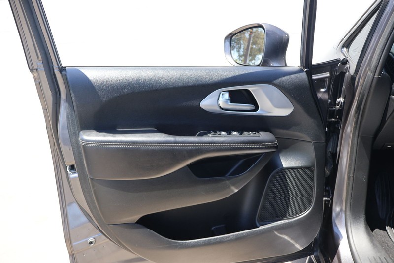 Chrysler Pacifica Vehicle Full-screen Gallery Image 16
