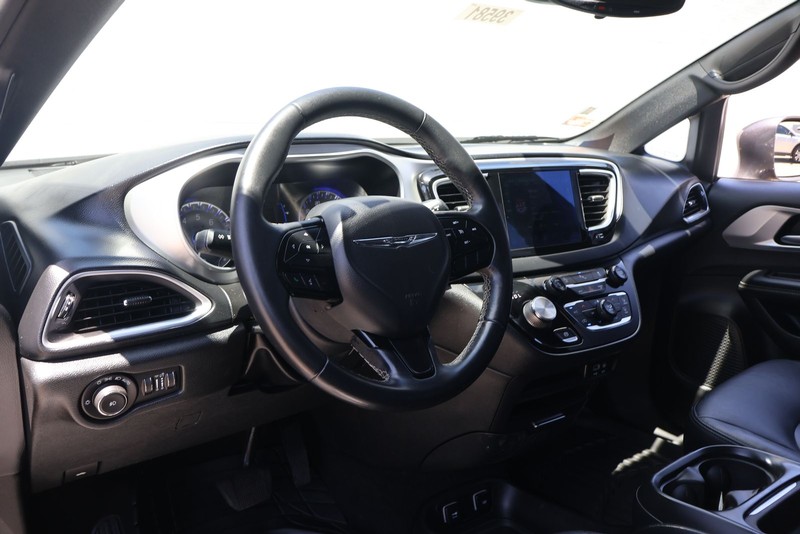 Chrysler Pacifica Vehicle Full-screen Gallery Image 17