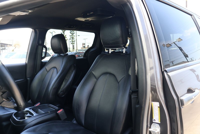 Chrysler Pacifica Vehicle Full-screen Gallery Image 18