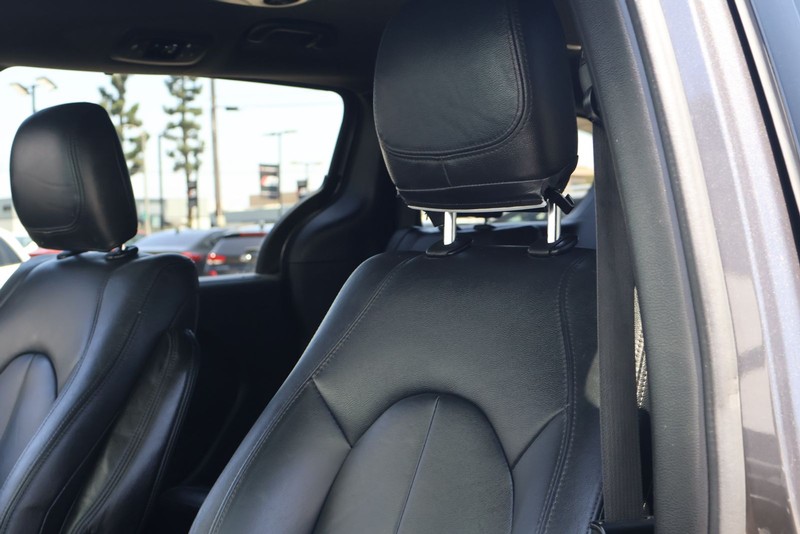 Chrysler Pacifica Vehicle Full-screen Gallery Image 19