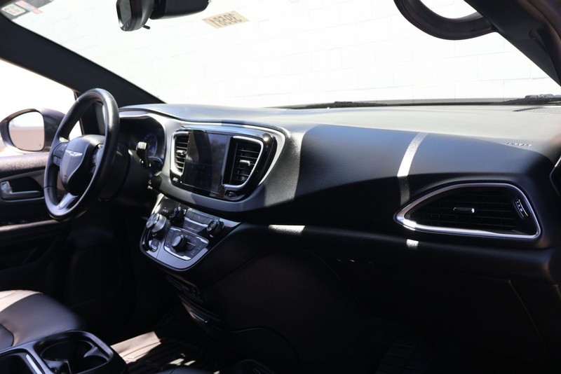 Chrysler Pacifica Vehicle Full-screen Gallery Image 20