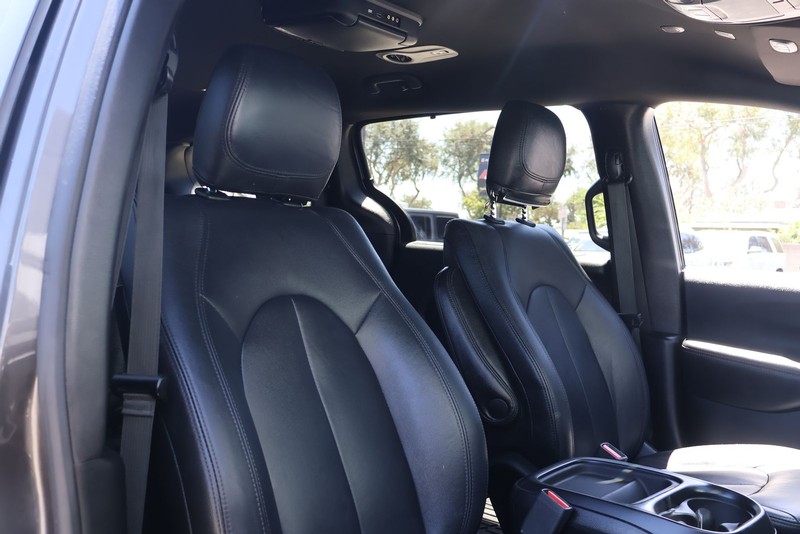 Chrysler Pacifica Vehicle Full-screen Gallery Image 21