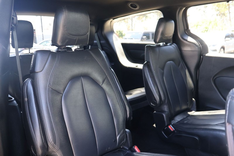 Chrysler Pacifica Vehicle Full-screen Gallery Image 22