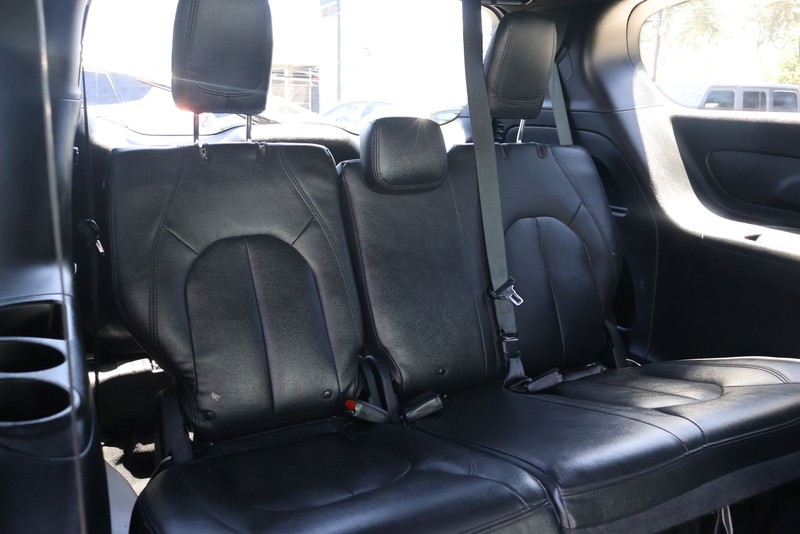 Chrysler Pacifica Vehicle Full-screen Gallery Image 23