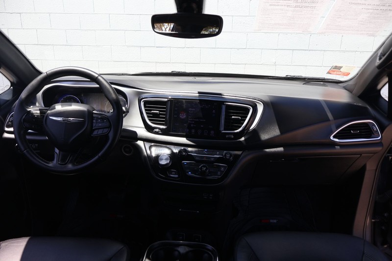 Chrysler Pacifica Vehicle Full-screen Gallery Image 24